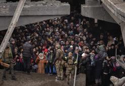 Ukrayna ordusu Rus ilerleyişini kırmak için havaya uçurdu! Kiev'deki İrpin Köprüsü’nde insanlık dramı...