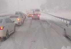 Son dakika İstanbul'a kar nedeniyle otogarlardan çıkış durduruldu!  Araçlar yolda kaldı...