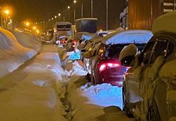 Kar yağışı hayatı felç etti! Bolu Dağı D100 İstanbul yönü araç trafiğine kapatıldı