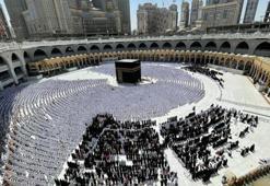 Kabe’de sosyal mesafesiz ilk Cuma namazı kılındı