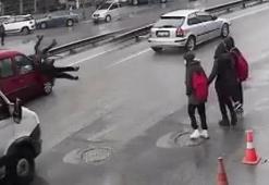 İstanbul'da yolun karşına geçmeye çalışan 3 öğrenciye otomobil çarptı!