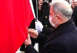 'Çanakkale Geçilmez' yazılı altın madalyalı Türk bayrağı törenle göndere çekildi