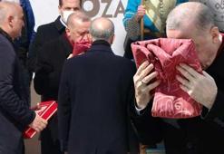 129 yıllık Osmanlı sancağı Türkiye'de! Cumhurbaşkanı Erdoğan önce öpüp başına koydu