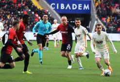 Ayhan Akman ve Levent Tüzemen sordu! Biri devre arasında transfer edildi diğeri ortada sebep yokken kesildi!