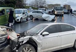 Küçükçekmece'de 6 araca çarptı, ortalığı savaş alanına çevirdi! 2 kişi yaralandı