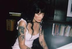 Halsey ödül törenine dekoltesiyle damga vurdu!