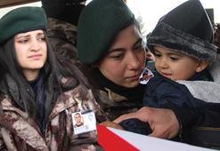Şehit İli'nin 3 yaşındaki oğlundan acı sözler: Babamın tabutu açılmıyor