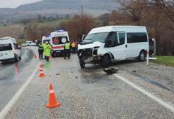 Öğretmenleri taşıyan servis minibüsü kaza yaptı: 7 yaralı
