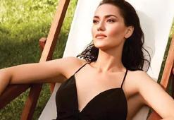 Fahriye Evcen ayna karşısında sabahlıkla poz verdi!