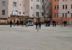 Okul bahçesinde kanlı kavga! 2 öğrenci ve 1 idareci yaralandı