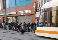 Raylara sıkışan güvercin tramvay seferlerini aksattı