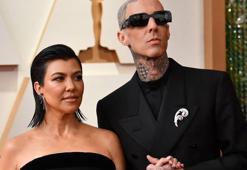 Kourtney Kardashian ve Travis Barker kırmızı halıya damga vuran isimlerdendi! Romantik anlar...