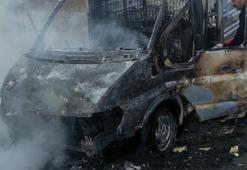 Seyir halindeyken yangın çıkan kamyonet, kullanılamaz hale geldi