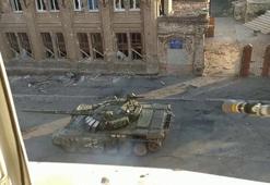 Mariupol’de ilerleyen Rus tankı el tipi tanksavar ile vuruldu