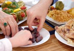 Aç ve susuz kalmamak için iftar ve sahurda ne yemeliyiz