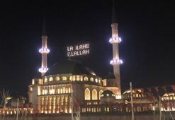 İstanbul camilerinde Ramazan'ın habercisi mahyalar yakıldı