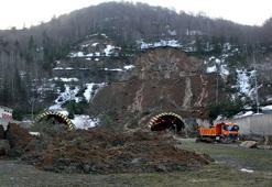 Bolu Dağı Tüneli'nde heyelan nedeniyle kapanan yolu açma çalışmaları sürüyor