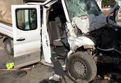 Kamyonet park halindeki kamyona çarptı: 11 yaralı