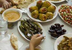 Oru&#231; tutarken kilo vermek m&#252;mk&#252;n m&#252;? Diyet yapanlar oru&#231;ta nasıl beslenmeli?