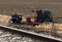 Tarla sürerken raya çıkarılan traktöre tren çarptı