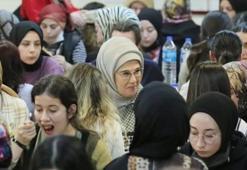 Emine Erdoğan, iftarını öğrencilerle birlikte yaptı