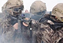 Kadın polisler attığını vuruyor