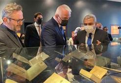 Bakan Ersoy yazma mushaf sergisini gezdi