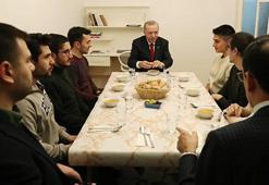 Cumhurbaşkanı Erdoğan, iftarını konuk olduğu öğrenci evinde yaptı