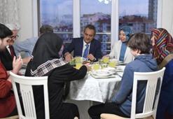 Bakan Özer ve eşi, öğretmen çiftin iftar sofrasına konuk oldu