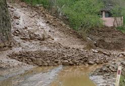 Trabzon'da heyelan yol kapattı