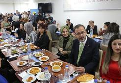 Bakan Kasapoğlu yurtta yemek sırasına girdi, öğrencilerle iftar açtı