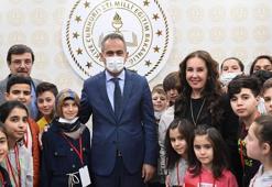 Bakan Özer, “aynı bahçenin çiçekleri” korosu mensubu çocukları kabul etti