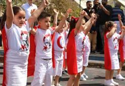 23 Nisan coşkusu yeniden sokaklarda! Atatürk çocuklara armağan etti