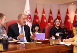 Bakan Akar, şehit ve gazi çocuklarıyla bir araya geldi