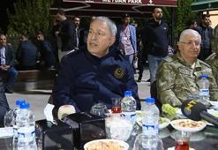 Bakan Akar, beraberindeki Komutanlarla Irak sınırının sıfır noktasında iftar yaptı