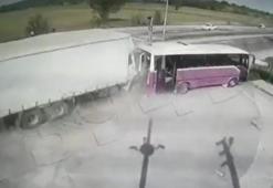 Kamyon halk otobüsüne çarptı! Ölü ve yaralılar var