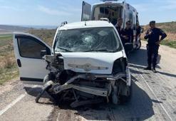 Eskişehir'de otomobil ile hafif ticari araç çarpıştı: 1 ölü, 3 yaralı