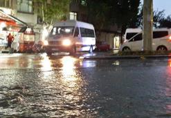 Diyarbakır'da sağanak yağış, cadde ve sokakları su bastı