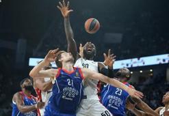 Micic, Pleiss, Larkin şov yaptı Anadolu Efes Olimpia Milano'ya 12 sayı fark attı