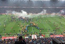 Trabzonspor - Antalyaspor maçı bitmeden seyirciler sahaya girdi!