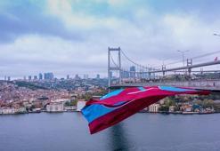 Bordo-mavili bayrak İstanbul Boğazı'nda