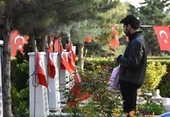 Malatya'da namaz sonrası şehitlikte buruk bayram