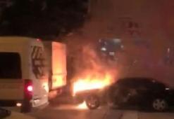Şişli'de park halindeki otomobil alev alev yandı