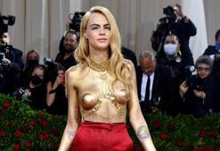 Cara Delevingne göğüs dekoltesiyle Met Gala'ya damga vurdu!
