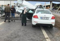 Pendik'te refüjdeki bariyerlere çarpan minibüs devrildi