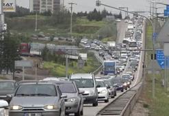 Tatilciler dönüş yolunda, trafik durma noktasında! Kilometrelerce kuyruk oluştu