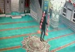 Camiden şamdan çaldı! Görüntülenmekten kurtulamadı