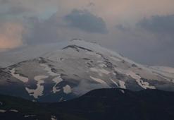 Yoğun kar yağışı yeniden başladı! Her yer beyaza büründü