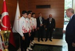 Cumhurbaşkanı Erdoğan, Bitlisli şampiyon sporcuları ağırladı