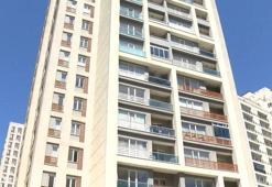 Ölü doğan bebeğini komşusunun balkonuna attı